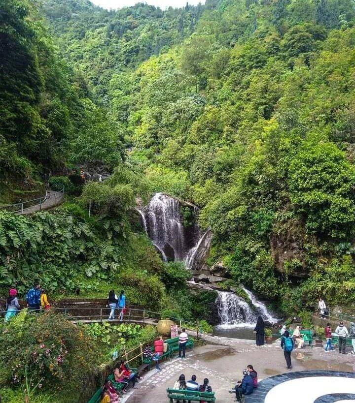 सेंथल झील दार्जिलिंग की सबसे खूबसूरत स्थलों में से एक है. इस जगह पर लोग पिकनिक मनाने आते हैं. यहां पर शांति और सुकून इस कदर है कि एक बार आने के बाद यहां से आपका जाने का मन ही नहीं करेगा.वहीं रॉक गार्डन भी बहुत ही सुंदर जगह है. ये गार्डन पहाड़ों और चट्टानों को काटकर बनाया गया है, तो अगर आप कभी दार्जिलिंग जाते हैं तो इस जगह पर जरूर जाएं.