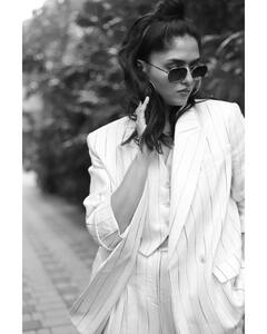 Actress Sunaina: బ్లాక్ అండ్ వైట్ సూట్ లో సునైనా స్టన్నింగ్ లుక్స్