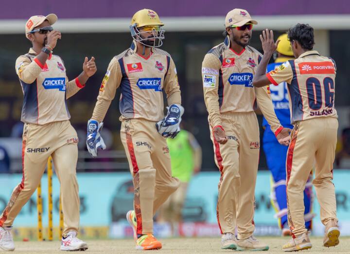 7-வது சீசன் டிஎன்பிஎல் போட்டி தற்போது திண்டுக்கலில் நடந்து வருகிறது. நேற்று 11வது லீக் போட்டி சேப்பாக்கம் - திண்டுக்கல் இடையே நடந்தது. டாஸ் வென்ற சேப்பக்கம் அணி பந்துவீச்சை தேர்வு செய்தது.