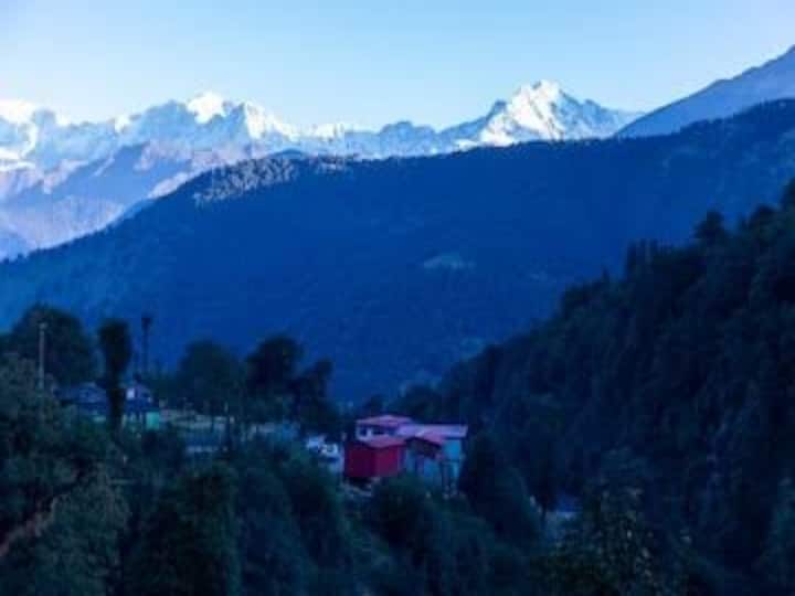 हिमाचल प्रदेश के शिमला जिले में नारकंडा हिल स्टेशन 8,100 फीट की ऊंचाई पर स्थित है. यह अपनी प्राकृतिक सुंदरता और शांति के लिए जाना जाता है, जहां आप अपनी फैमिली के साथ घूमने का प्लान कर सकते हैं.