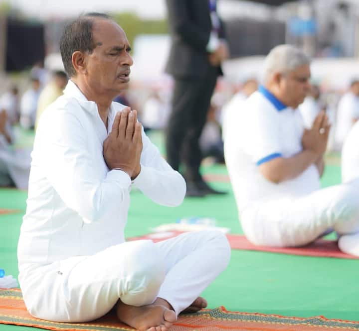 International Yoga Day 2023  Displeasure of BJP-Congress leaders over Yoga Day Event in Jabalpur Madhya Pradesh ANN Yoga Day 2023: उपराष्ट्रपति के कार्यक्रम में बीजेपी-कांग्रेस नेताओं का नाराजगी आसन, आमंत्रण पत्र में केंद्रीय मंत्री का नाम भी गलत छपा