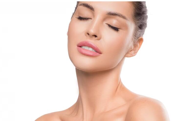 टाइम टू टाइम होठों को एक्सफोलिएट करना भी जरूरी होता है. आप जब होठों को एक्सफोलिएट करती हैं तो डेड स्किन सेल्स निकल जाते हैं और आपके होंठ मुलायम और गुलाबी नजर आते हैं.आप होम रेमेडीज फॉलो करके भी लिप्स को एक्सफोलिएट कर सकती हैं.