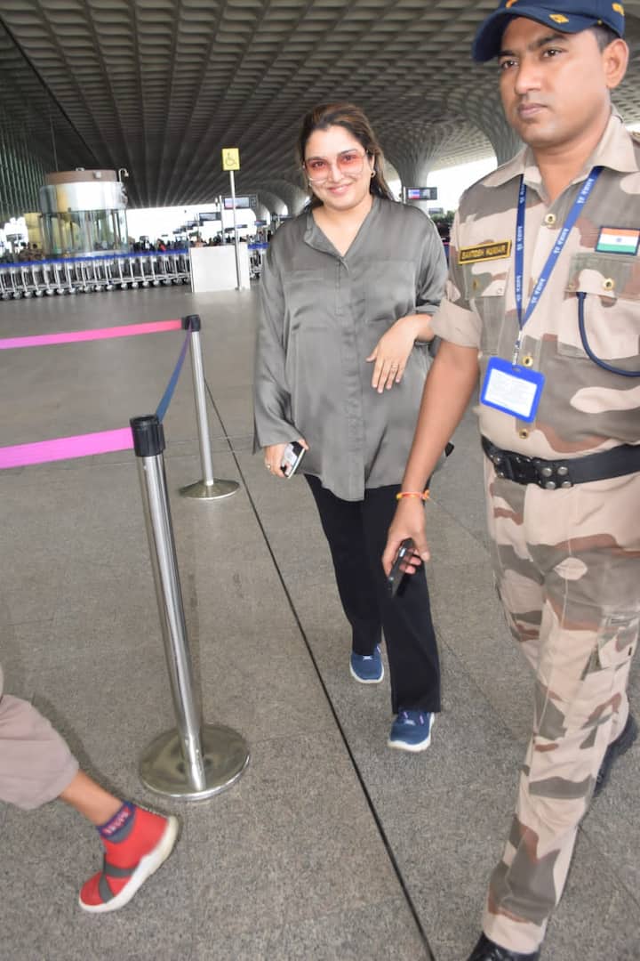 आम्रपाली ने अपना लुक एकदम लाइट मेकअप, बालों में हाफ क्लच और ब्लू शूज के साथ कंपलीट किया है. उनकी ये स्माइल फैंस के दिलों को जीत रही है.