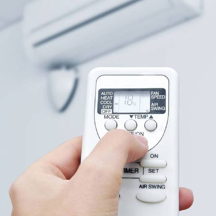 AC ਕਮਰੇ 'ਚੋਂ ਅਚਾਨਕ ਬਾਹਰ ਆਉਣ ਦੇ ਕਈ ਨੁਕਸਾਨ ਹੁੰਦੇ ਹਨ।