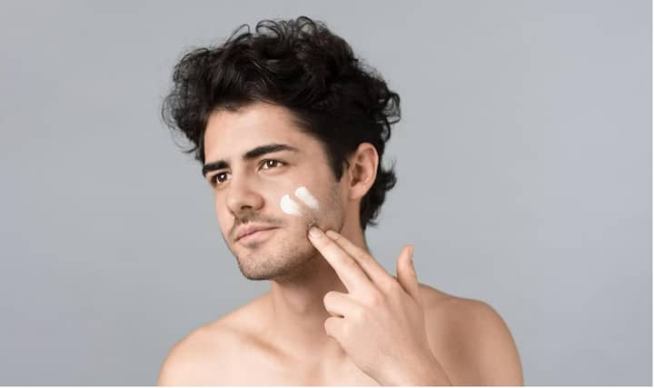 Men Skincare Tips : केवळ महिलांनीच नाही तर पुरुषांनीही त्वचेची काळजी घेण्याची आवश्यता आहे. अशा काही गोष्टी आहे, ज्या पुरुषांच्या त्वचेची काळजी घेण्यासाठी अतिशय गरजेच्या आहेत, जाणून घेऊया...