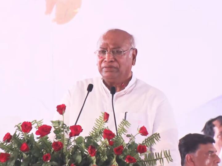 Rajasthan Election 2023: ‘नरेंद्र मोदी पहले ऐसे नहीं थे, लगता है कि...’ राजस्थान की चुनावी सभा में खरगे का हमला Rajasthan Election 2023 Mallikarjun Kharge Attack On PM Modi says he was not like this Before something happed with him Rajasthan Election 2023: ‘नरेंद्र मोदी पहले ऐसे नहीं थे, लगता है कि...’ राजस्थान की चुनावी सभा में खरगे का हमला