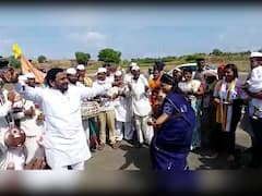 PHOTO : टाळ-मृदंगाचा ठेका, पत्नीची साथ, कडेवर चिमुकला, वारीच्या वाटेवर अमोल मिटकरी सहकुटुंब रमले