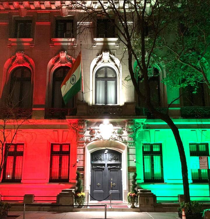 मोदींच्या अमेरिकेच्या दौऱ्यावेळी जगातील महासत्ता म्हणून ओळखली जाणारी अमेरिका भारताच्या रंगात रंगल्याचं पाहायला मिळालं.