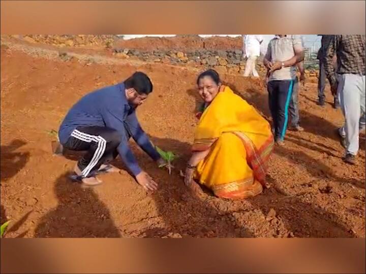 मुख्यमंत्री एकनाथ शिंदे पत्नीसह रमले शेतात. केळीची लागवड केली.