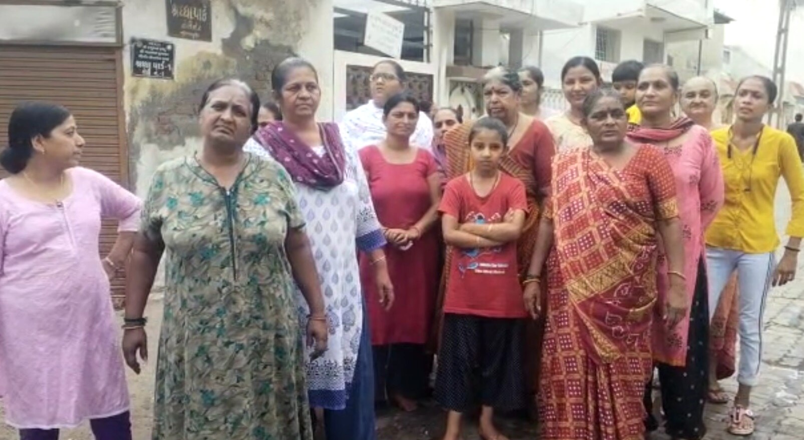 Rajkot: રાજકોટમાં મહિલાઓનો હોબાળો, ગટર-પાણીની સમસ્યાનો નિકાલ ના આવતા રસ્તાં પર ઉતરીને કર્યો વિરોધ