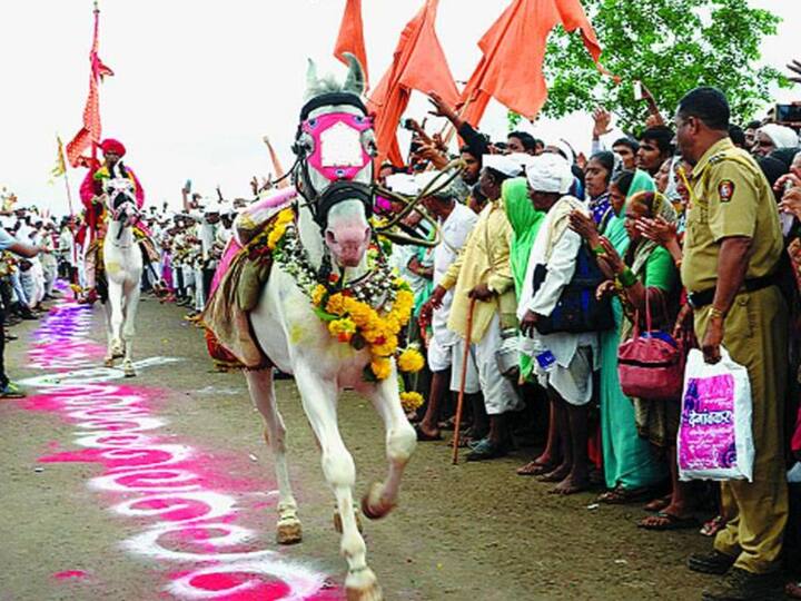 खंडोबा तालीम व खंडोबा देवालयाकडून पालखीवर बेल, भंडारा व फुलांची उधळण केली जाणार आहे.
