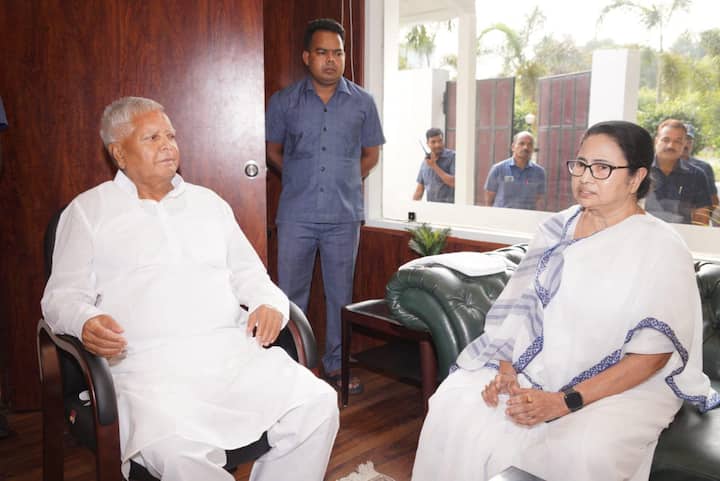 সম্প্রতি কলকাতায় মমতা বন্দ্যোপাধ্যায়ের সঙ্গে বৈঠক করেছেন দিল্লির মুখ্যমন্ত্রী ও আম আদমি পার্টির আহ্বায়ক অরবিন্দ কেজরিওয়াল। সঙ্গে ছিলেন পাঞ্জাবের মুখ্যমন্ত্রী ভগবন্ত সিং মান, আপ নেতা রাঘব চাড্ডা এবং অতিশী মারলেনা। উপলক্ষ্য, দিল্লি সংক্রান্ত মোদি সরকারের অর্ডিন্যান্স জারির বিরোধিতা করা হলেও নজরে ২০২৪-এর লোকসভা নির্বাচন। সেই দিন প্রায় ১ ঘণ্টা মমতা বন্দ্যোপাধ্যায়ের সঙ্গে আম আদমি পার্টির নেতৃত্বের কথা হয়। সূত্রের খবর, পাটনায় বৈঠক ডাকতে নীতীশ-তেজস্বীকে আগেই অনুরোধ জানিয়েছিলেন মমতা। সেই অনুরোধে সাড়া দিয়েই পাটনায় এই বৈঠক ডেকেছেন নীতীশ কুমার।