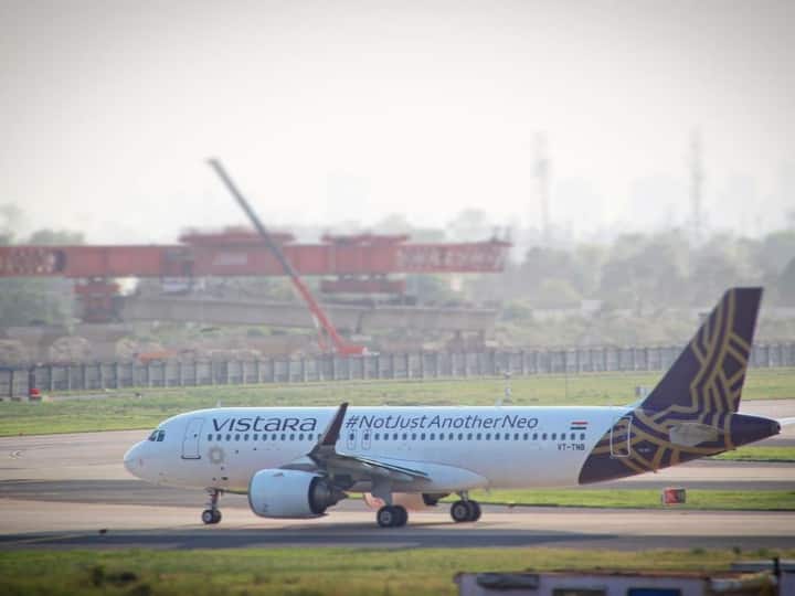 Vistara Mumbai Delhi flight delayed on rumors of plane hijack विस्तारा की मुंबई-दिल्ली फ्लाइट में हंगामा, प्लेन हाईजैक की अफवाह से हुई चार घंटे की देरी