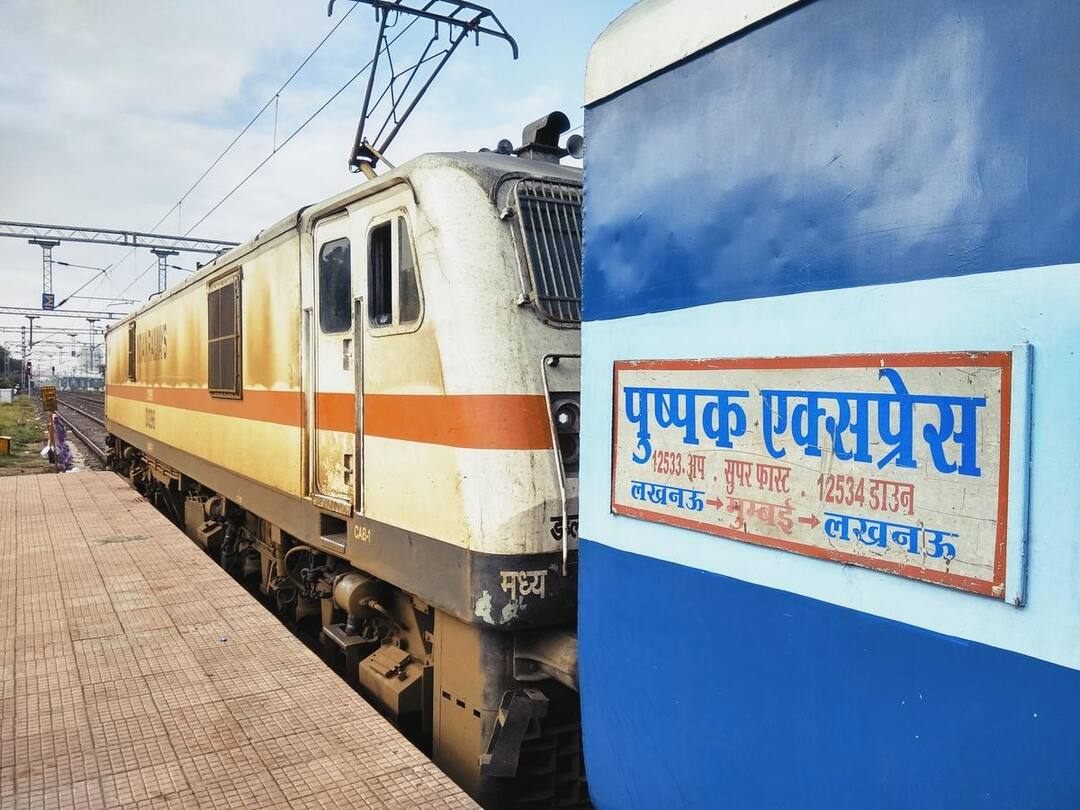 Pushpak Express lucknow to mumbai train women s safety at risk five men arrested  Pushpak Express: पुष्पक एक्सप्रेसमध्ये महिलांची सुरक्षा धोक्यात; महिलांच्या बोगीत प्रवास करणाऱ्या पाच पुरुषांना अटक 