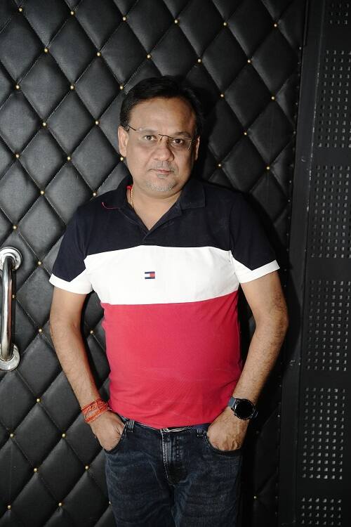 শিলিগুড়ির ছাপোষা ভাল ছেলে সূর্য। চাকরি করছে, ভাল টাকা আয় করছে, বাবা মাকে সুখে রাখছে। কিন্তু জীবনে তার একটাই সমস্যা, সে মেয়ে পাচ্ছে না বিয়ে করার মতো। পাচ্ছে না বলাটা হয়তো ভুল কারণ এর আগে ৬৭টা বিয়ে বাতিল হয়েছে তার।
