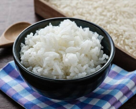 Effects of Eating Cold Rice: दुपारच्या वेळी थंड जेवण अनेक जण जेवतात. अनेकदा लोकं त्यांच्या ऑफीसमध्येच जेवत असल्याने अनेकदा लोकं थंड जेवण जेवतात.
