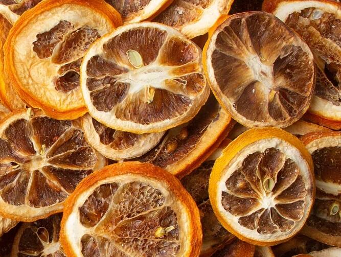 Dried Lemons Use Tips: ਗਰਮੀਆਂ (Summer) ਵਿੱਚ ਨਿੰਬੂ ਦੀ ਖਪਤ ਵੱਧ ਜਾਂਦਾ ਹੈ। ਇਸ ਕਾਰਨ ਕਈ ਵਾਰ ਲੋਕ ਇਸ ਨੂੰ ਸਸਤੇ ਭਾਅ 'ਚ ਖਰੀਦ ਲੈਂਦੇ ਹਨ। ਪਰ ਲੰਬੇ ਸਮੇਂ ਤੱਕ ਰੱਖੇ ਜਾਣ ਕਾਰਨ ਉਹ ਸੁੱਕ ਜਾਂਦੇ ਹਨ ਅਤੇ ਅੰਤ ਵਿੱਚ ਉਨ੍ਹਾਂ ਨੂੰ ਸੁੱਟ ਦਿੱਤਾ ਜਾਂਦਾ ਹੈ। ਅਜਿਹੀ ਸਥਿਤੀ ਵਿੱਚ, ਅਸੀਂ ਤੁਹਾਨੂੰ ਸੁੱਕੇ ਨਿੰਬੂ ਦੇ 5 ਉਪਯੋਗਾਂ (Sookhe Neembu Ke 5 Upyog) ਬਾਰੇ ਦੱਸ ਰਹੇ ਹਾਂ ਜੋ ਤੁਹਾਡੇ ਲਈ ਬਹੁਤ ਫਾਇਦੇਮੰਦ ਹੋਣਗੇ।