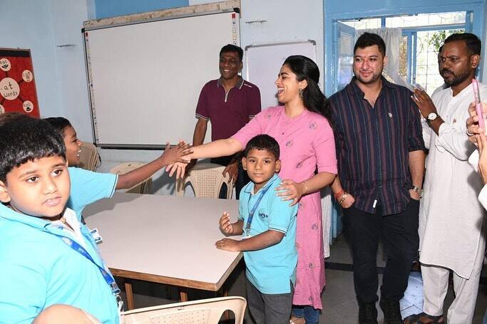 இந்நிலையில் சித்தி, இன்று மும்பையில் உள்ள மனநலம் குன்றிய குழந்தைகள் பள்ளிக்கு சென்றுள்ளார்.