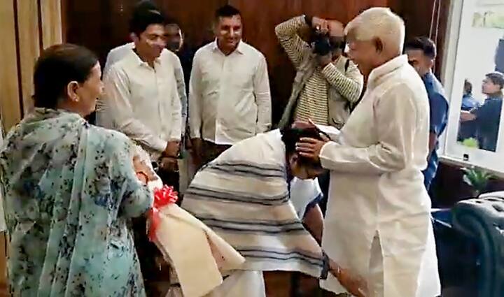 পাটনায় পৌঁছেই তিনি দেখা করলেন লালুপ্রসাদ যাদব এবং রাবড়ি দেবীর সঙ্গে। ছিলেন তেজস্বী যাদবও। তাঁদের সঙ্গে বেশ কিছুক্ষণ আলোচনাও করেন মমতা বন্দ্যোপাধ্যায়। সেই ছবি দিয়ে মমতা বন্দ্যোপাধ্যায়ের ফেসবুক পেজেও পোস্ট করা হয়েছে।