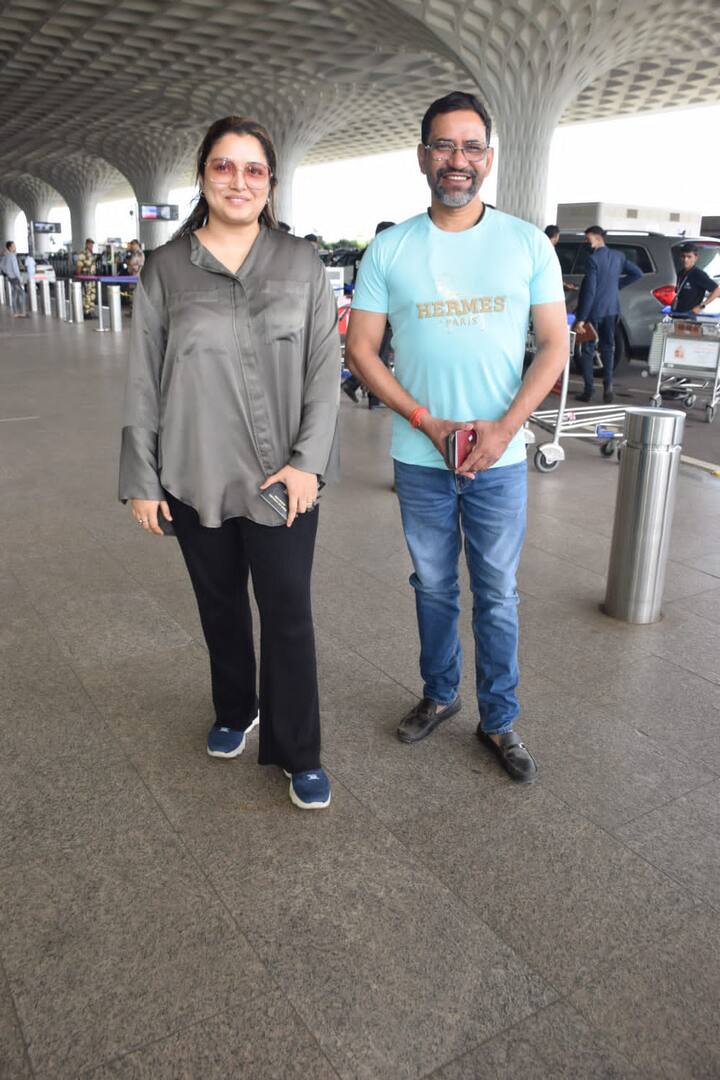निरहुआ यानि दिनेश लाल यादव और आम्रपाली की ये तस्वीरें मुंबई एयरपोर्ट की हैं. जो सोशल मीडिया पर काफी वायरल हो रही हैं.