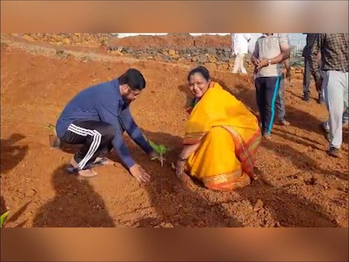 Chief Minister Eknath Shinde has come to his Dare village he planted bananas trees CM Eknath Shinde : मुख्यमंत्री रमले शेतात, पत्नीसह केली केळी आणि नारळाची लागवड 
