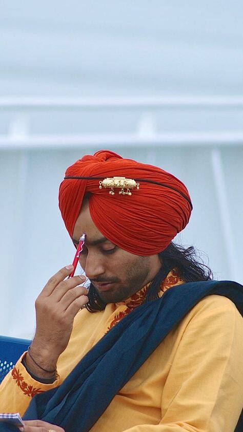 ਸਤਿੰਦਰ ਸਰਤਾਜ ਪੰਜਾਬੀ ਇੰਡਸਟਰੀ ਦੇ ਉਹ ਦਿੱਗਜ ਗਾਇਕ ਹਨ, ਜਿਨ੍ਹਾਂ ਦਾ ਨਾਮ ਦੇਸ਼ ਭਰ ਵਿੱਚ ਪੂਰੀ ਇੱਜ਼ਤ ਦੇ ਨਾਲ ਲਿਆ ਜਾਂਦਾ ਹੈ।