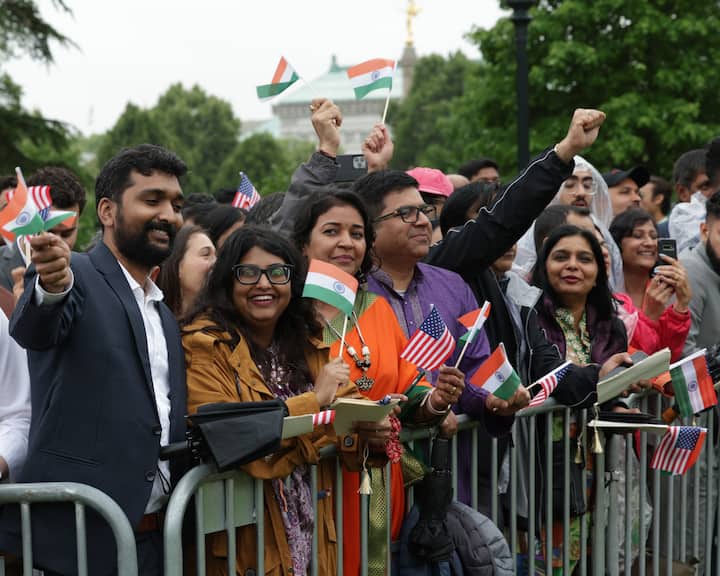 সামোসা ককাস এই শব্দবন্ধটি প্রথম আলোচিত হয়েছিল ২০১৬ সালে। ৫ ভারতীয় বংশোদ্ভূত সাংসদ প্রথমবার মার্কিন পার্লামেন্টে নির্বাচিত হন। এই সদস্যরা প্রায়ই একে অপরের সঙ্গে আলাদা করে দেখা করতেন। সংসদ সদস্য রাজা কৃষ্ণমূর্তি ও তাদের মধ্যে ছিলেন। তিনিই এই গোষ্ঠীর নাম দেন সামোসা ককাস।