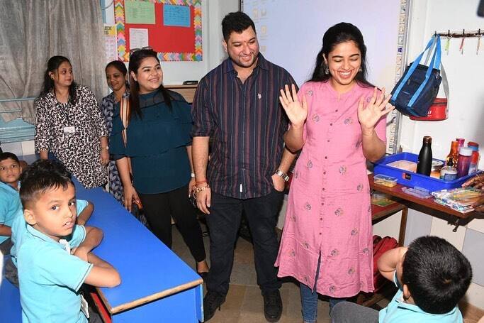 மேலும், அந்த குழந்தைகளுடன் நேரம் செலவிட்ட சித்தி, அவர்களுக்கு பரிசுப் பொருட்களையும் வழங்கியுள்ளார்.