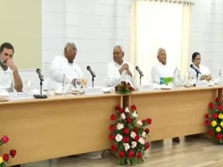 Opposition Parties Meeting In Patna Shivanand Tiwari lashed out at Arvind Kejriwal, said- no one took notice of him Opposition Parties Meeting In Patna: अरविंद केजरीवाल पर बरसे शिवानंद तिवारी, कहा- उनको किसी ने नोटिस नहीं लिया