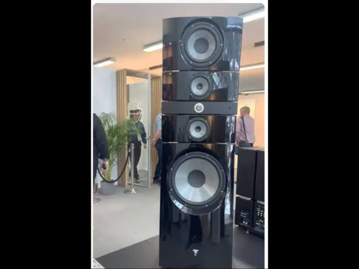 हम जिस स्पीकर की बात कर रहे हैं वो Focal ब्रांड का है जो फ्रांस का लग्जरी ऑडियो ब्रांड है. स्पीकर का नाम- Focal Grande Utopia EM EVO Hi-fidelity है. ये स्पीकर हाई-क्वॉलिटी मेटल फिनिश के साथ आता है.