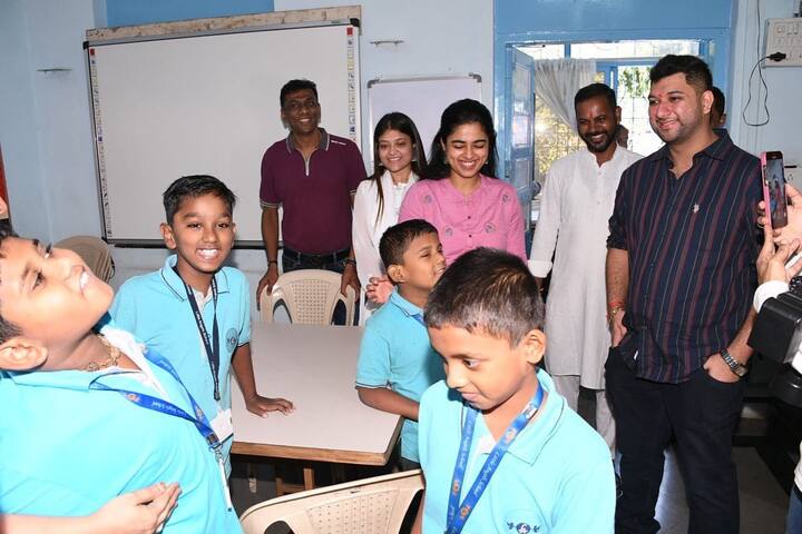 இந்த புகைப்படங்களை பார்த்த ரசிகர்களும் திரை பிரபலங்களும் அவருக்கு பாராட்டுகளை தெரிவித்து வருகின்றனர்.