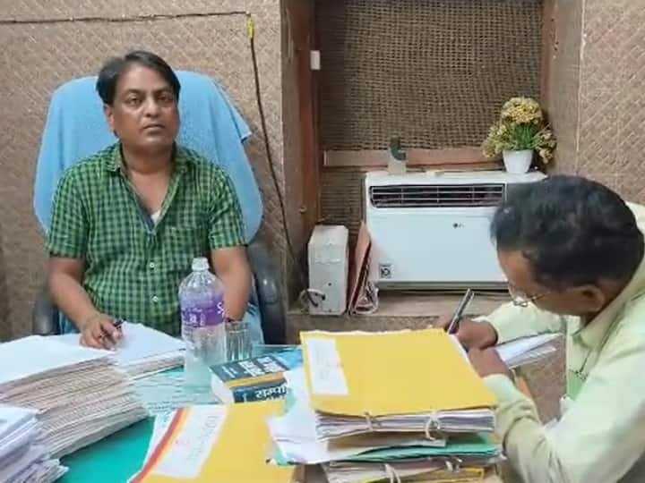 Maharajganj girl and mother beaten up in Registry office case filed against three including registrar ANN Maharajganj Crime: रजिस्ट्री ऑफिस में छात्रा और मां की पिटाई, रजिस्ट्रार समेत तीन के खिलाफ गंभीर धाराओं में केस