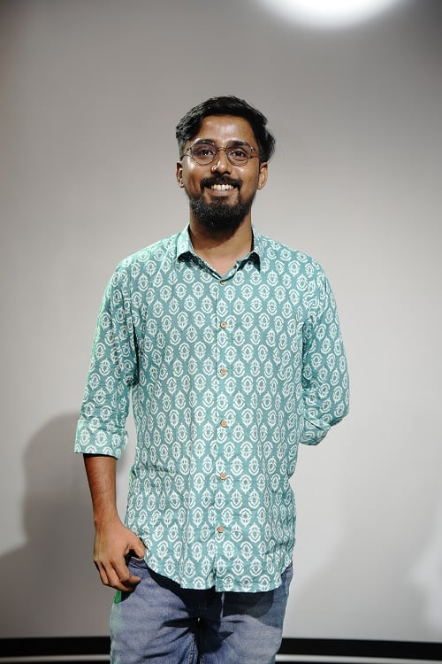 আর এই বিয়ে ভেস্তে দেওয়ার নেপথ্যে প্রধান কারিগর ওর বন্ধু শাওন। দুই বন্ধুর 'ব্যাচেলর' জীবন শেষ হয়ে যাওয়ার ভয়ে সে কিছুতেই বিয়ে করতে দিতে চায় না সূর্যকে। নিজেও কোনওদিন প্রেম করেনি। ঠিক করে নিয়েছে সূর্যকেও করতে দেবে না।