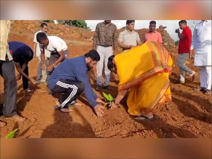 राज्याचे मुख्यमंत्री एकनाथ शिंदे (CM Eknath Shinde) हे दोन दिवसांसाठी त्यांच्या सातारा (satara) जिल्ह्यातील दरे या गावी आले आहेत.