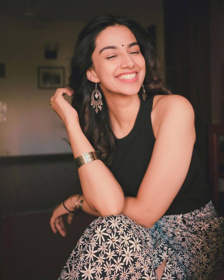 2018లో ఫెమినా మిస్ ఇండియా గా ఎంపికైంది. Photo Credit: Meenakshi chaudhary/Instagram