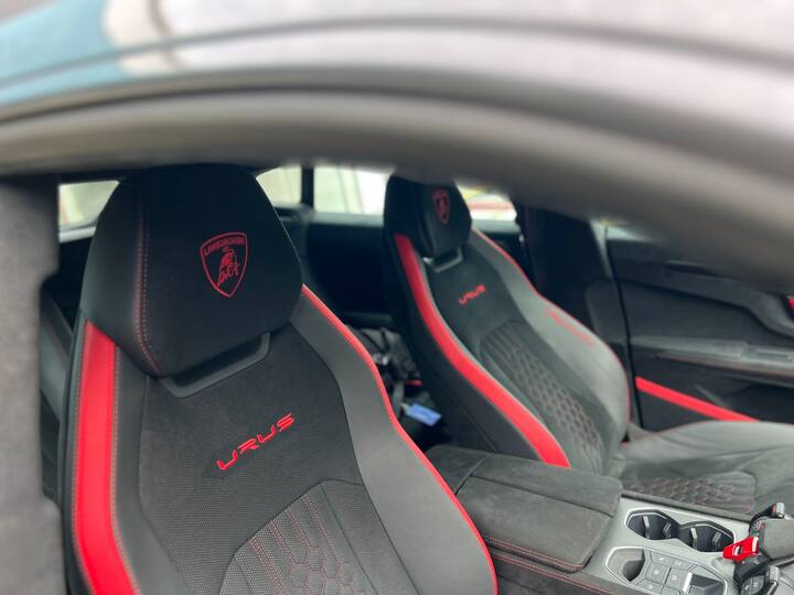 लम्बोर्गिनी ने इस कार के केबिन में रेड ट्रिम का यूज किया है, जो एक अलग ही लुक देता है. जोकि सीट्स, डोर हैंडल्स जैसी जगहों पर मौजूद है.