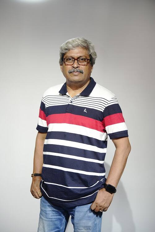 কিন্তু গল্পের ট্যুইস্ট এখানেই থামে না। আসল সমস্যা শুরু হয় যখন ধীরে ধীরে শাওন পড়ে হিয়ার প্রেমে। তারপর? বন্ধুত্ব না প্রেম, কোনটা বাঁচাবে সে?