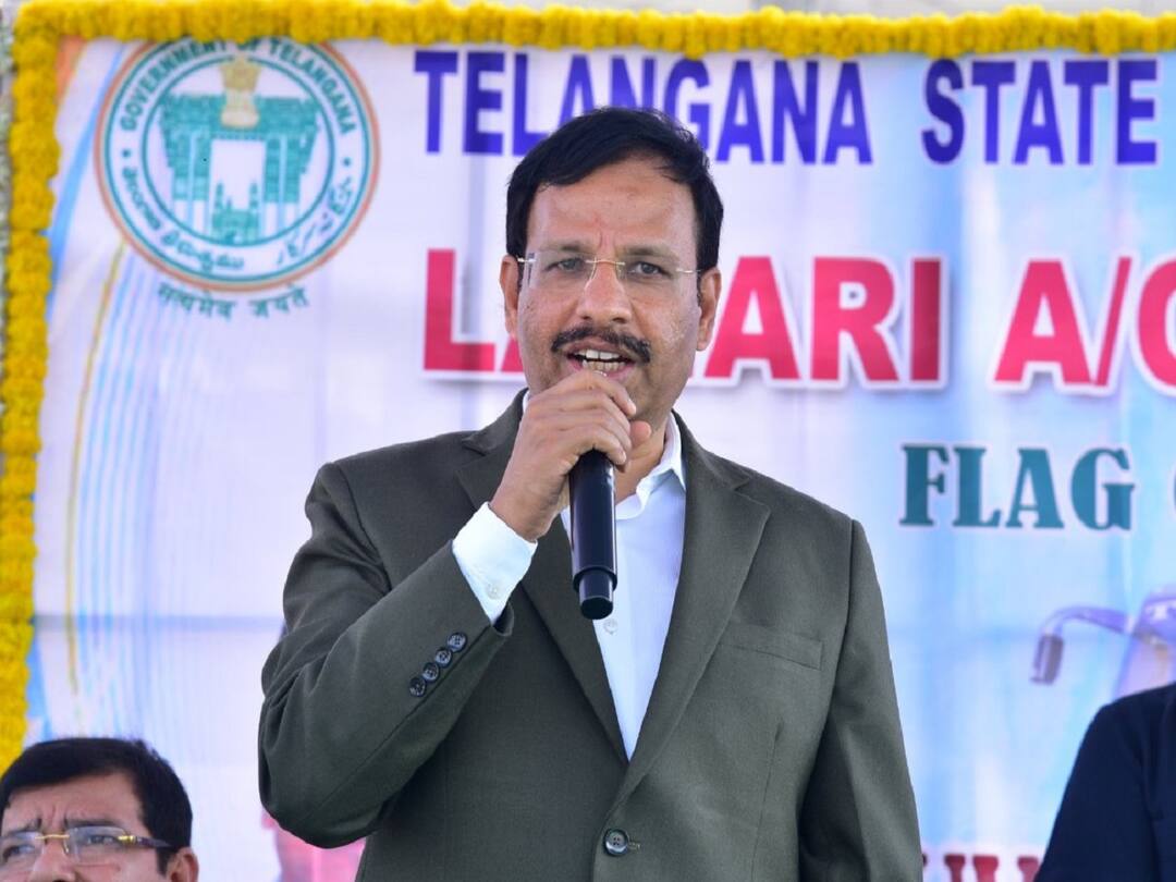 VC Sajjanar TSRTC MD Sajjanar Suggest to People Have to Wait if There is a Signal  VC Sajjanar: సిగ్నల్ వద్ద ఆత్రం పనికిరాదంటున్న వీసీ సజ్జనార్, మరో షాకింగ్ వీడియో పోస్ట్