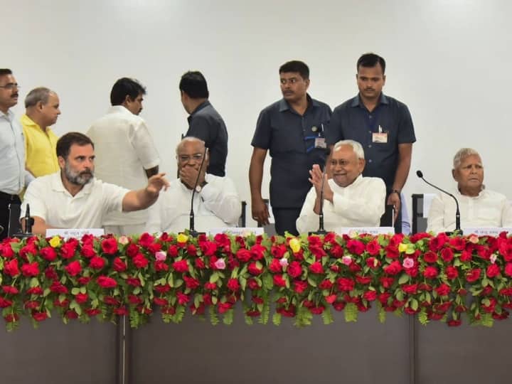 Opposition Meeting Nitish Kumar Rahul Gandhi Slams Modi Government Smriti Irani Amit Shah Reacts AAP Arvind Kejriwal On Delhi Ordinance Ten Points 'हम साथ हैं', लोकसभा चुनाव के लिए विपक्षी दलों का ऐलान, अरविंद केजरीवाल ने समर्थन के लिए रखी शर्त, BJP ने कसा तंज | बड़ी बातें