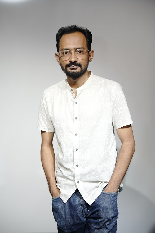 বিয়ের চিন্তা শুরু হয়েছে বাবার। একের পর এক ছেলে দেখছে আর একের পর এক ছেলেকে বাতিল করেই চলেছে হিয়া।