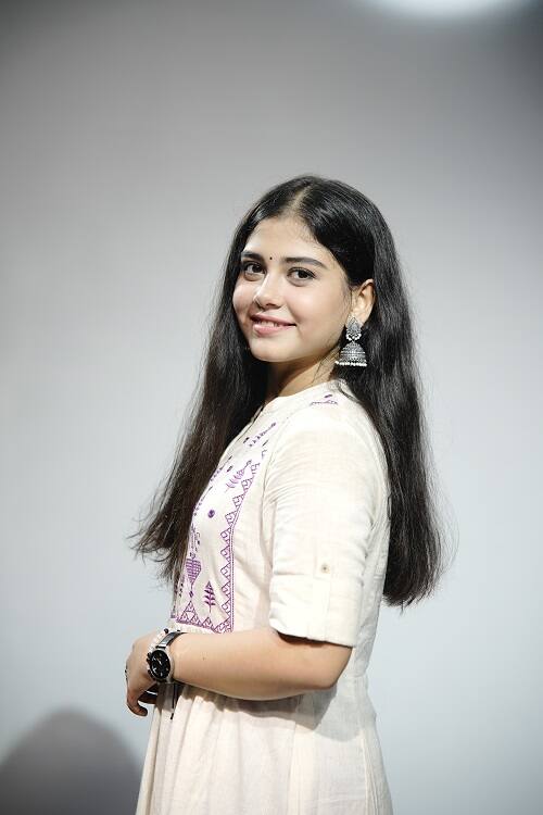 অন্যদিকে কার্শিয়াঙে তখন জাঁদরেল পুলিশ অফিসার কর্নেল সেনগুপ্ত কলকাতা থেকে ফিরিয়ে নিয়ে এনেছেন বড় মেয়ে হিয়াকে। বাবার কথায়, মেয়ে পড়াশোনার নাম করে গেছে তো গেছে আর ফেরার নাম নেই।