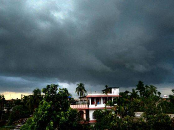 गालच्या उपसागरातील वाऱ्याच्या स्थितीमुळं मोसमी पावसाची बंगालच्या उपसागरातील शाखा अधिक मजबूत होत आहे. पावसाने दीर्घ ओढ दिल्यामुळे राज्यातील पाणीसाठा तळाला गेला आहे.