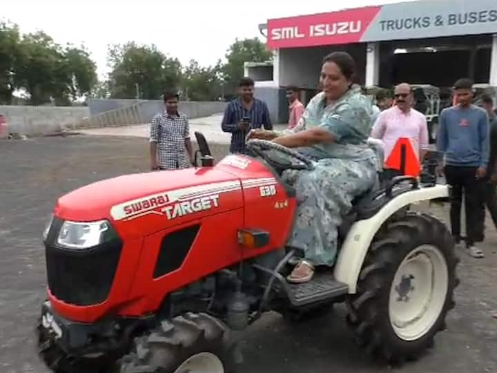 MLA Yashomati Thakur Driving Tractor: आमदार यशोमती ठाकूर यांनी स्वतः ट्रॅक्टर चालविला.