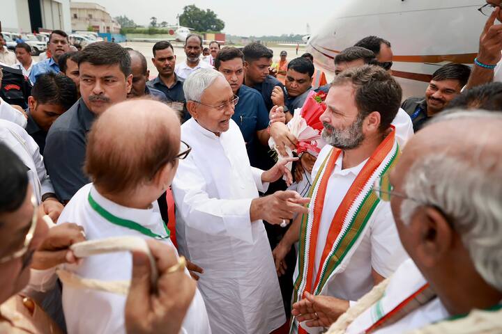 থাকবেন এনসিপি প্রধান শরদ পাওয়ার, ঝাড়খণ্ডের মুখ্য়মন্ত্রী হেমন্ত সোরেন, পিডিপি-র প্রধান মেহবুবা মুফতিরা। ইতিমধ্য়েই পাটনায় এসে পৌঁছেছেন ওমর আবদুল্লা। পাটনা পৌঁছলেন রাহুল গাঁধী, মল্লিকার্জুন খাড়গে। পৌঁছলেন অখিলেশ যাদব, উদ্ধব ঠাকরে, সীতারাম ইয়েচুরিরা।