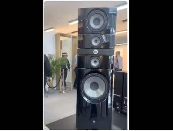 ਅਸੀਂ ਜਿਸ ਸਪੀਕਰ ਦੀ ਗੱਲ ਕਰ ਰਹੇ ਹਾਂ ਉਹ ਫੋਕਲ ਬ੍ਰਾਂਡ ਦਾ ਹੈ ਜੋ ਕਿ ਫਰਾਂਸ ਦਾ ਲਗਜ਼ਰੀ ਆਡੀਓ ਬ੍ਰਾਂਡ ਹੈ। ਸਪੀਕਰ ਦਾ ਨਾਮ Focal Grande Utopia EM EVO Hi-fidelity ਹੈ। ਇਹ ਸਪੀਕਰ ਉੱਚ ਗੁਣਵੱਤਾ ਵਾਲੇ ਮੈਟਲ ਫਿਨਿਸ਼ ਦੇ ਨਾਲ ਆਉਂਦਾ ਹੈ।