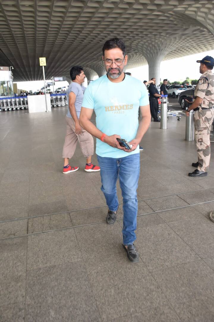 तस्वीरों में दोनों एक ही गाड़ी से उतरकर एयरपोर्ट के अंदर जाते हुए नजर आ रहे हैं. बता दें कि ये दोनों स्टार्स लंदन के लिए रवाना हुए हैं.