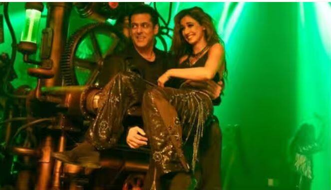 ਹਾਲਾਂਕਿ ਸਲਮਾਨ ਖਾਨ ਨੂੰ ਕਈ ਅਭਿਨੇਤਰੀਆਂ ਨਾਲ ਦੇਖਿਆ ਗਿਆ ਹੈ ਪਰ ਫਿਲਮ 'ਰਾਧੇ' 'ਚ ਜਦੋਂ ਉਹ ਆਪਣੇ ਤੋਂ 28 ਸਾਲ ਛੋਟੀ ਦਿਸ਼ਾ ਪਟਾਨੀ ਨਾਲ ਰੋਮਾਂਸ ਕਰਦੇ ਨਜ਼ਰ ਆਏ ਤਾਂ ਉਨ੍ਹਾਂ ਨੇ ਸਾਰਿਆਂ ਦਾ ਧਿਆਨ ਆਪਣੇ ਵੱਲ ਖਿੱਚ ਲਿਆ।