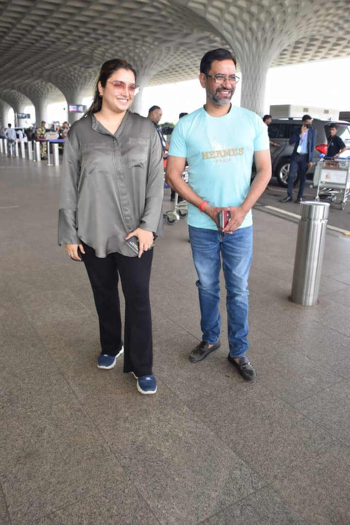 तस्वीरों में आम्रपाली दुबे बेहद कंफी लुक में नजर आ रही हैं. उन्होंने ग्रे कलर की लूज शर्ट के साथ ब्लैक ट्राउजर पहना हुआ है.