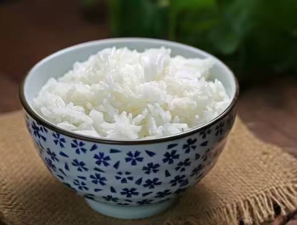 Be careful if you eat cold rice for lunch because there can be serious harm to your health ਦੁਪਹਿਰ ਦੇ ਖਾਣੇ ਚ ਖਾਂਦੇ ਹੋ ਠੰਡੇ ਚੌਲ ਤਾਂ ਸੰਭਲ ਜਾਓ, ਕਿਉਂਕਿ ਸਿਹਤ ਨੂੰ ਹੋ ਸਕਦੇ ਗੰਭੀਰ ਨੁਕਸਾਨ