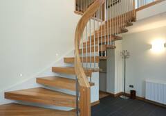 Vastu Tips: સીડી નીચે ન હોવી જોઈએ આ વસ્તુઓ, ઘર પર તૂટી પડશે મુસીબતોનો પહાડ